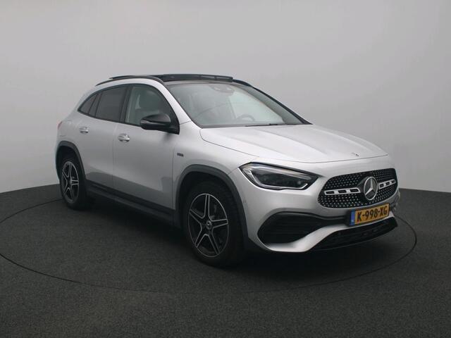 Mercedes-Benz GLA-KLASSE 250 e Business Solution AMG Limited Trekhaak | AMG Line | Night Pakket | Panorama Schuif-Kanteldak | Memory Stoelen | Parkeerpakket met achteruitrijcamera. Inclusief 24 maanden Mercedes-Benz Certified garantie voor Europa.