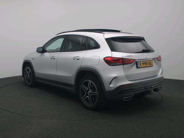 Mercedes-Benz GLA-KLASSE 250 e Business Solution AMG Limited Trekhaak | AMG Line | Night Pakket | Panorama Schuif-Kanteldak | Memory Stoelen | Parkeerpakket met achteruitrijcamera. Inclusief 24 maanden Mercedes-Benz Certified garantie voor Europa.