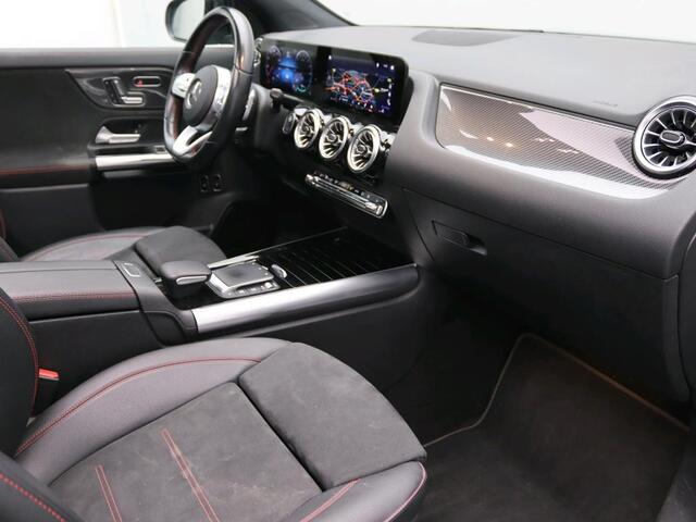Mercedes-Benz GLA-KLASSE 250 e Business Solution AMG Limited Trekhaak | AMG Line | Night Pakket | Panorama Schuif-Kanteldak | Memory Stoelen | Parkeerpakket met achteruitrijcamera. Inclusief 24 maanden Mercedes-Benz Certified garantie voor Europa.