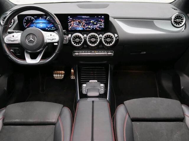 Mercedes-Benz GLA-KLASSE 250 e Business Solution AMG Limited Trekhaak | AMG Line | Night Pakket | Panorama Schuif-Kanteldak | Memory Stoelen | Parkeerpakket met achteruitrijcamera. Inclusief 24 maanden Mercedes-Benz Certified garantie voor Europa.