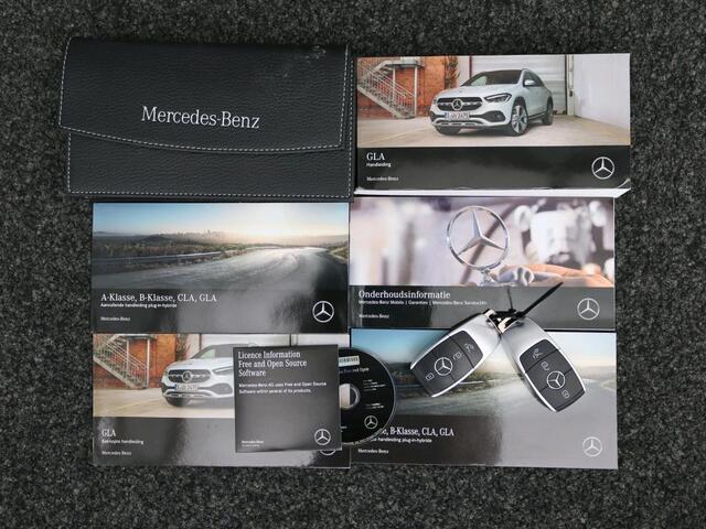 Mercedes-Benz GLA-KLASSE 250 e Business Solution AMG Limited Trekhaak | AMG Line | Night Pakket | Panorama Schuif-Kanteldak | Memory Stoelen | Parkeerpakket met achteruitrijcamera. Inclusief 24 maanden Mercedes-Benz Certified garantie voor Europa.