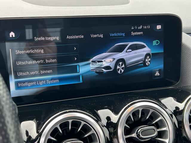 Mercedes-Benz GLA-KLASSE 250e AMG // Trekhaak // Panorama dak // Memory // Sfeerverlichting // Multi Beam LED // Camera // Advanced Audio