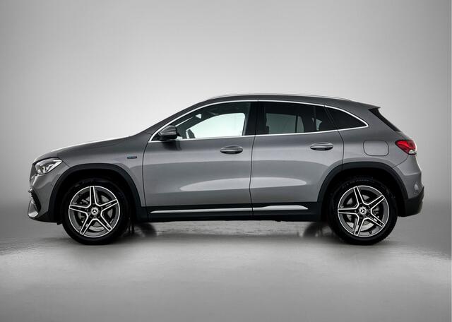 Mercedes-Benz GLA-KLASSE 250 e Business AMG Plug-In Hybride 5 spaaks lichtmetalen velgen | MBUX wide screen| Navigatie | elect bed. voorstoelen met memory | Trekhaak | parking support met camera | Inclusief 24 maanden Mercedes-Benz Certified garantie voor Europa.