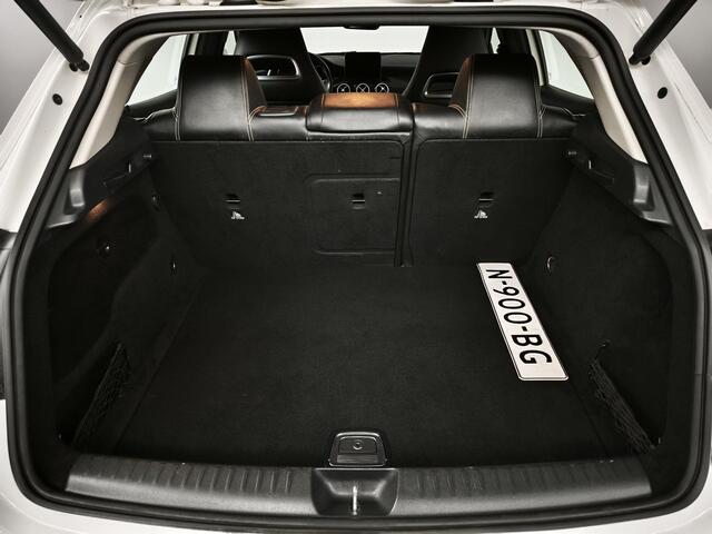 Mercedes-Benz GLA-KLASSE 200 Business | Trekhaak | Achteruitrijcamera | Leder | Navigatie |