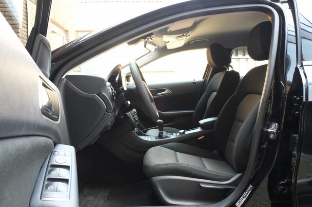 Mercedes-Benz GLA-KLASSE 180 Business Solution | Achteruitrijcamera | Navi | Stoelverwarm
