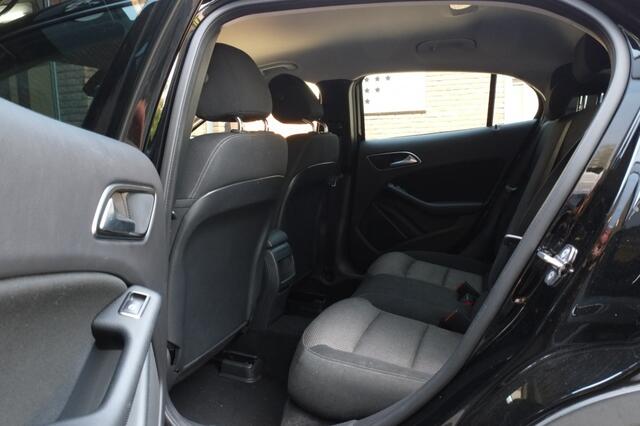 Mercedes-Benz GLA-KLASSE 180 Business Solution | Achteruitrijcamera | Navi | Stoelverwarm