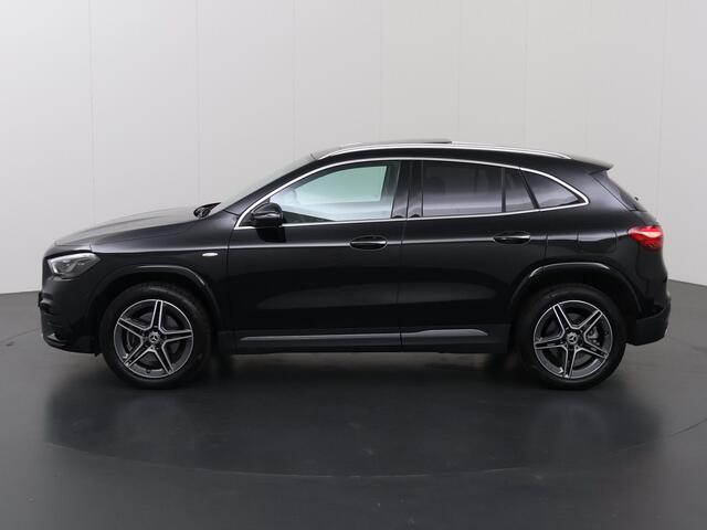 Mercedes-Benz GLA-KLASSE 250e Business Solution AMG | Premium Plus pakket | Panoramaschuifdak | Stoelverwarming | 360° camera | Premium Plus | Head-up display | Dodehoekassistent |
