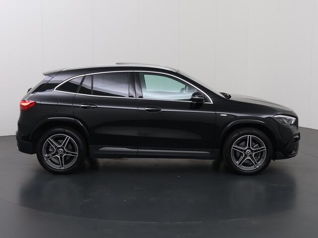 Mercedes-Benz GLA-KLASSE 250e Business Solution AMG | Premium Plus pakket | Panoramaschuifdak | Stoelverwarming | 360° camera | Premium Plus | Head-up display | Dodehoekassistent |