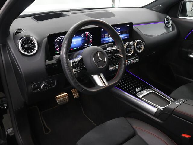 Mercedes-Benz GLA-KLASSE 250e Business Solution AMG | Premium Plus pakket | Panoramaschuifdak | Stoelverwarming | 360° camera | Premium Plus | Head-up display | Dodehoekassistent |