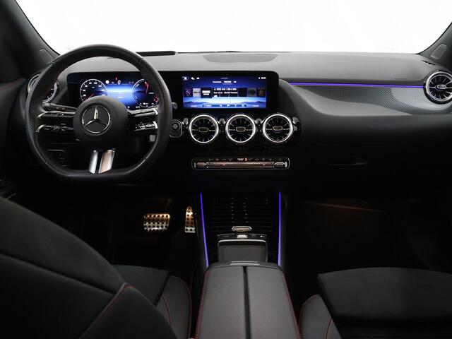 Mercedes-Benz GLA-KLASSE 250e Business Solution AMG | Premium Plus pakket | Panoramaschuifdak | Stoelverwarming | 360° camera | Premium Plus | Head-up display | Dodehoekassistent |