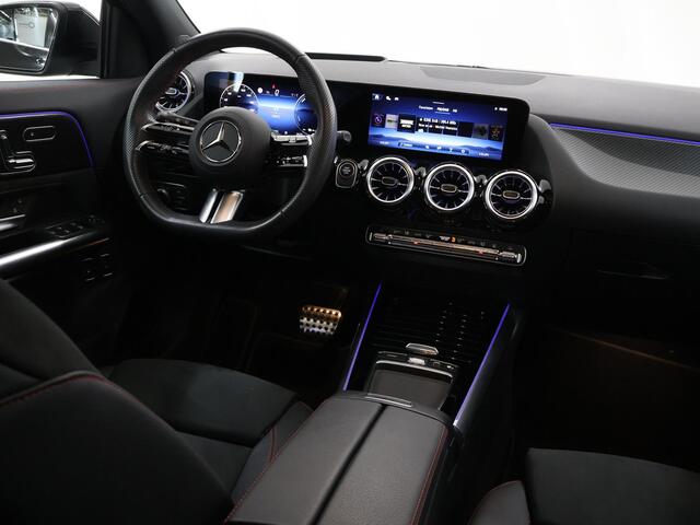 Mercedes-Benz GLA-KLASSE 250e Business Solution AMG | Premium Plus pakket | Panoramaschuifdak | Stoelverwarming | 360° camera | Premium Plus | Head-up display | Dodehoekassistent |