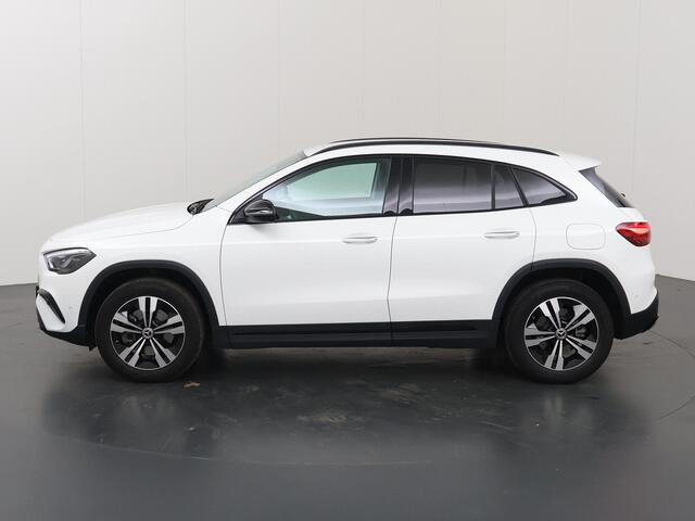 Mercedes-Benz GLA-KLASSE 250 e Star Edition Luxury Line | Night | Dakrails | Getint glas | Achteruitrijcamera | Stoelverwarming | Sfeerverlichting |