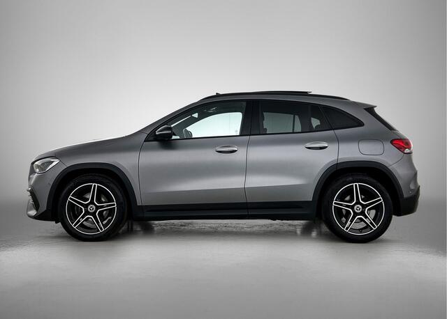 Mercedes-Benz GLA-KLASSE 200 AMG line | Panorama schuifdak | Night pakket | Memory Seats | Sfeerverlichting | MultiBeam Led | Elektr.Achterklep | Inclusief 24 maanden MB Certified garantie voor Europa.