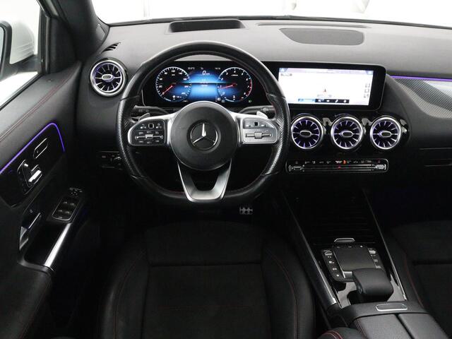 Mercedes-Benz GLA-KLASSE 200 AMG Line | Panoramadak | Trekhaak | Head up | Memory | Camera | Park assist | Sfeerverlichting | Full LED | Half Leder | Stoelverwarming | Cruise control | Carplay