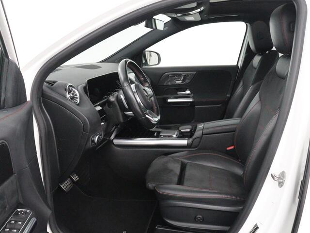 Mercedes-Benz GLA-KLASSE 200 AMG Line | Panoramadak | Trekhaak | Head up | Memory | Camera | Park assist | Sfeerverlichting | Full LED | Half Leder | Stoelverwarming | Cruise control | Carplay