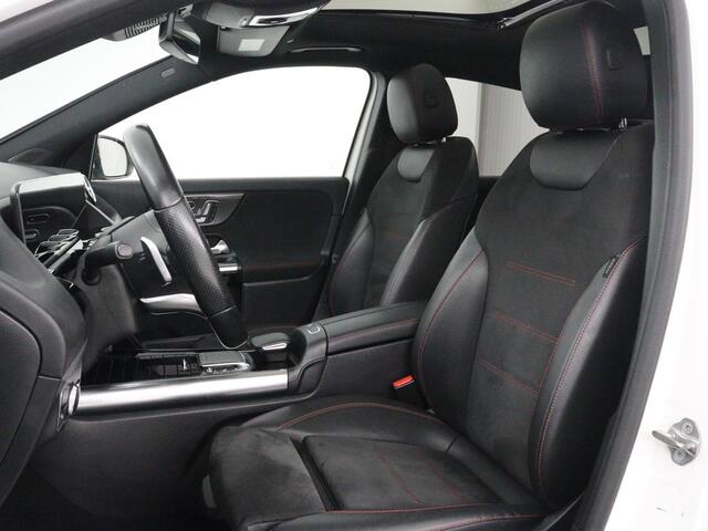 Mercedes-Benz GLA-KLASSE 200 AMG Line | Panoramadak | Trekhaak | Head up | Memory | Camera | Park assist | Sfeerverlichting | Full LED | Half Leder | Stoelverwarming | Cruise control | Carplay