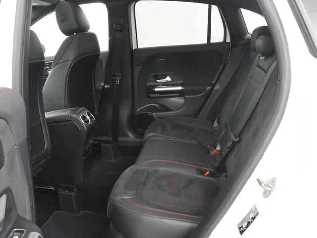 Mercedes-Benz GLA-KLASSE 200 AMG Line | Panoramadak | Trekhaak | Head up | Memory | Camera | Park assist | Sfeerverlichting | Full LED | Half Leder | Stoelverwarming | Cruise control | Carplay