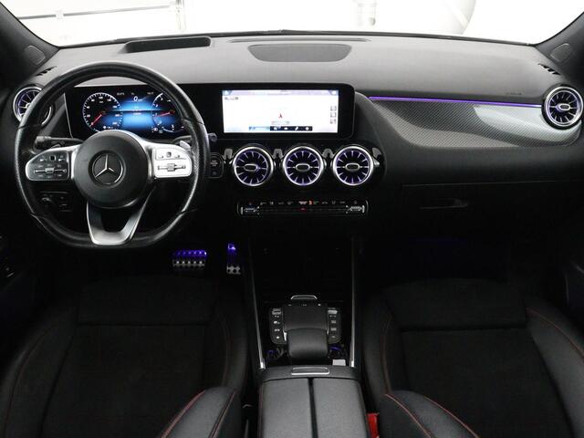 Mercedes-Benz GLA-KLASSE 200 AMG Line | Panoramadak | Trekhaak | Head up | Memory | Camera | Park assist | Sfeerverlichting | Full LED | Half Leder | Stoelverwarming | Cruise control | Carplay