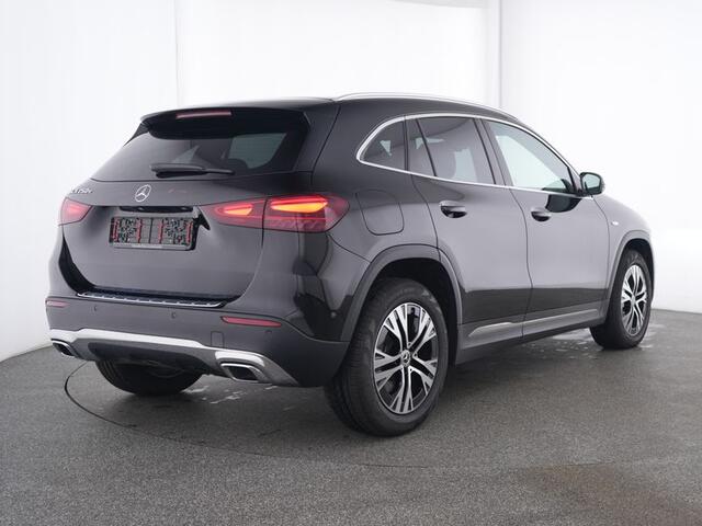 Mercedes-Benz GLA-KLASSE 250 e Luxury Line Ledkoplampen | Parkeerpakket met achteruitrijcamera | Stoel en Stuurverwarming | Inclusief 24 maanden MB Certified garantie voor Europa.