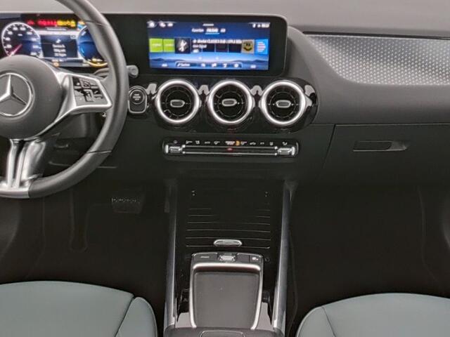 Mercedes-Benz GLA-KLASSE 250 e Luxury Line Ledkoplampen | Parkeerpakket met achteruitrijcamera | Stoel en Stuurverwarming | Inclusief 24 maanden MB Certified garantie voor Europa.