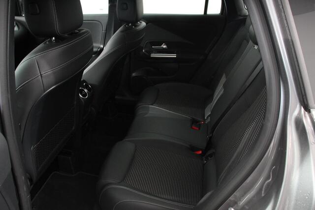 Mercedes-Benz GLA-KLASSE 200 Progressive Automaat Navigatie Climate control Cruise Control LED Elektrische Achterklep Lichtmetalen Velgen Camera