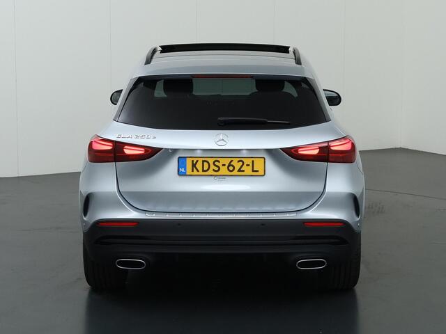Mercedes-Benz GLA-KLASSE 250e Business Solution AMG | Night | Trekhaak | Panoramaschuifdak | 360 Camera | Dodehoekassistent | Sfeerverlichting |
