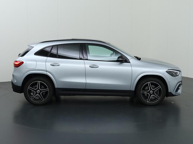 Mercedes-Benz GLA-KLASSE 250e Business Solution AMG | Night | Trekhaak | Panoramaschuifdak | 360 Camera | Dodehoekassistent | Sfeerverlichting |
