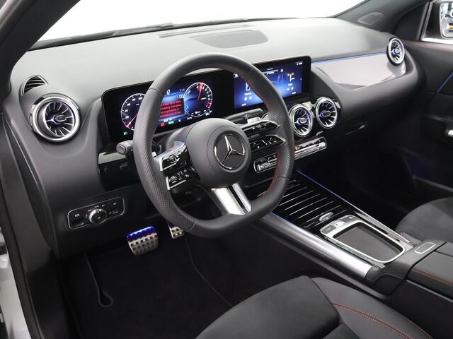 Mercedes-Benz GLA-KLASSE 250e Business Solution AMG | Night | Trekhaak | Panoramaschuifdak | 360 Camera | Dodehoekassistent | Sfeerverlichting |