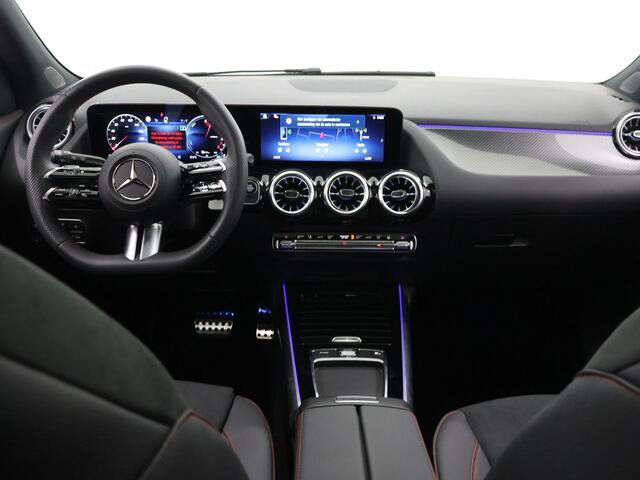 Mercedes-Benz GLA-KLASSE 250e Business Solution AMG | Night | Trekhaak | Panoramaschuifdak | 360 Camera | Dodehoekassistent | Sfeerverlichting |