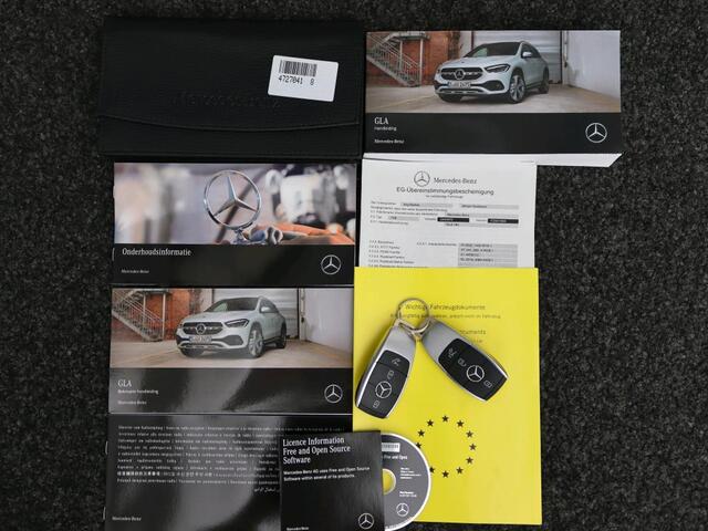 Mercedes-Benz GLA-KLASSE 180 AMG Line Premium | Night Pakket | Ledkoplampen | Parkeerpakket met achteruitrijcamera | Sfeerverlichting. Inclusief 24 maanden Mercedes-Benz Certified garantie voor Europa.