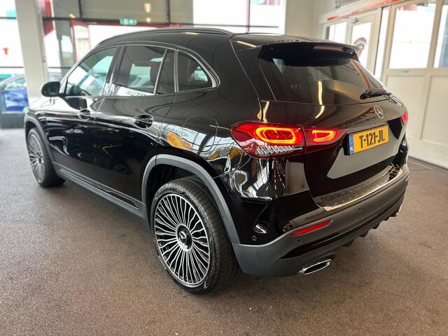 Mercedes-Benz GLA-KLASSE 250 e AMG Line Plug-in Hybride | 20''ICH | Lederen/Alcantara bekleding | Alarm klasse 3 | Achteruitrijcamera | Sfeerverlichting | Apple carplay | Navigatie | Stoelverwarming | Cruise control | Climate control | Adaptief onderstel