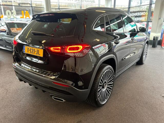 Mercedes-Benz GLA-KLASSE 250 e AMG Line Plug-in Hybride | 20''ICH | Lederen/Alcantara bekleding | Alarm klasse 3 | Achteruitrijcamera | Sfeerverlichting | Apple carplay | Navigatie | Stoelverwarming | Cruise control | Climate control | Adaptief onderstel