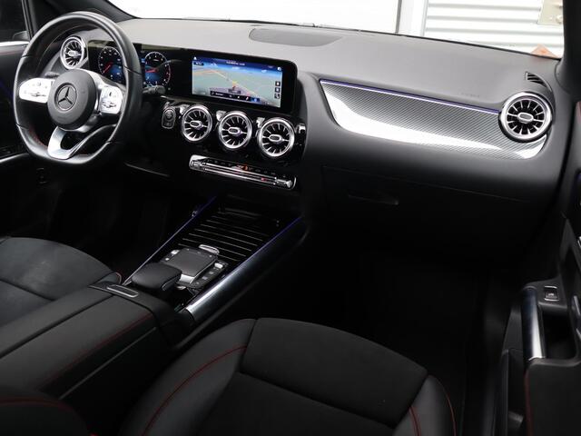 Mercedes-Benz GLA-KLASSE 200 Business Solution AMG l Trekhaak l Keyless l Panoramadak l Ambiente lichtpakket