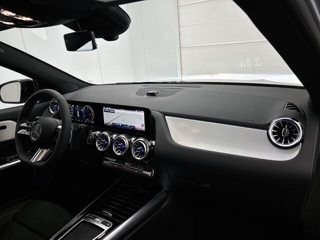 Mercedes-Benz GLA-KLASSE 250 e 140 Year Edition | Plus pakket | Parkeerpakket | Panoramaschuifdak | 20" tien-dubbelspaaks AMG velgen | Warmtewerend, donkergetint glas |