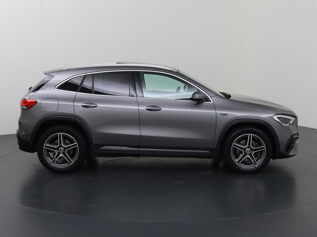 Mercedes-Benz GLA-KLASSE 250 e AMG | Panoramadak | Memory | Multibeam | Keyless | Sfeerverlichting | Stoelverwarming |