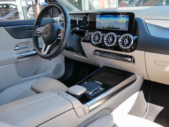 Mercedes-Benz GLA-KLASSE 200 Business Solution Luxury | LEDER | CAMERA | NAVIGATIE | 1.800kg Trekgew! |