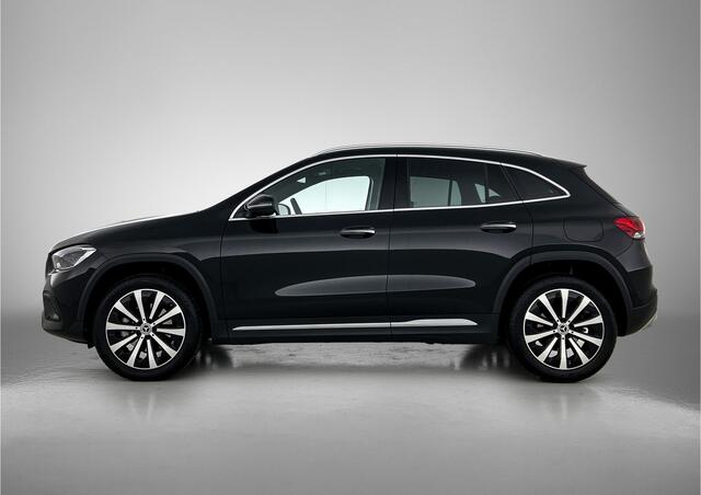 Mercedes-Benz GLA-KLASSE 200 Luxury Line | Machiatobeige int. | Sfeerverlichting | Dode Hoek Ass | Keyless Go | Parkeerpakket met Camera | Inclusief 24 maanden Mercedes-Benz Certified garantie voor Europa.