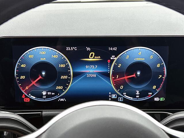 Mercedes-Benz GLA-KLASSE 200 Luxury Line | Machiatobeige int. | Sfeerverlichting | Dode Hoek Ass | Keyless Go | Parkeerpakket met Camera | Inclusief 24 maanden Mercedes-Benz Certified garantie voor Europa.