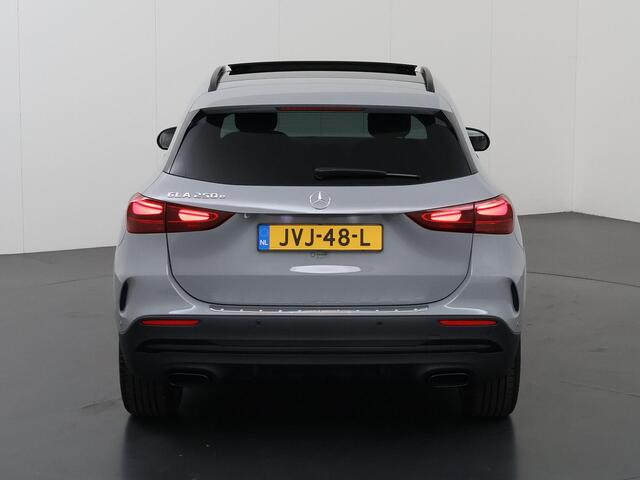 Mercedes-Benz GLA-KLASSE 250 e Star Edition AMG Line | Night | Panoramadak | Trekhaak | Memory stoelen | Dodehoekassistent | Sfeerverlichting | 20" Velgen |