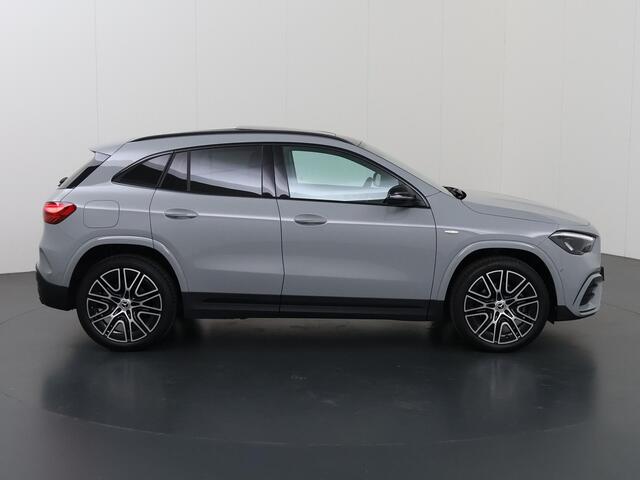 Mercedes-Benz GLA-KLASSE 250 e Star Edition AMG Line | Night | Panoramadak | Trekhaak | Memory stoelen | Dodehoekassistent | Sfeerverlichting | 20" Velgen |