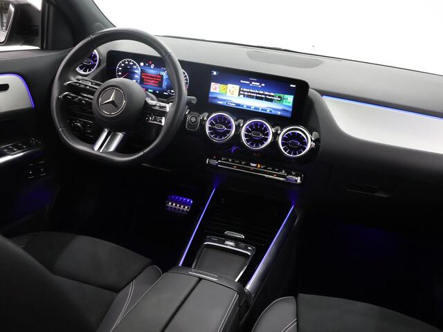 Mercedes-Benz GLA-KLASSE 250 e Star Edition AMG Line | Night | Panoramadak | Trekhaak | Memory stoelen | Dodehoekassistent | Sfeerverlichting | 20" Velgen |