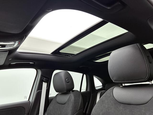 Mercedes-Benz GLA-KLASSE 250 e 140 Year Edition | Plus pakket | Nightpakket | Trekhaak | Panoramaschuifdak | 20" tien-dubbelspaaks AMG velgen | Warmtewerend, donkergetint glas |