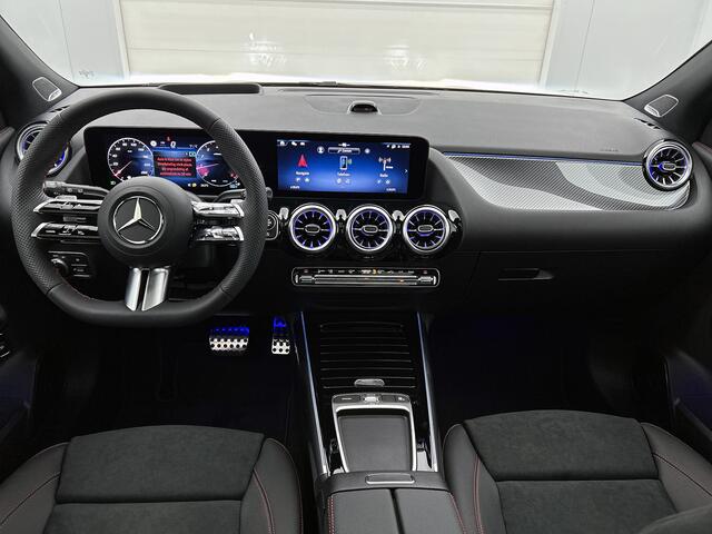 Mercedes-Benz GLA-KLASSE 180 Business Solution AMG | Premium Plus pakket | Nightpakket | Trekhaak | Panoramaschuifdak | DISTRONIC | Burmester Surround Sound systeem | GUARD 360 ° Plus | 19" vijf-dubbelspaaks AMG velgen |