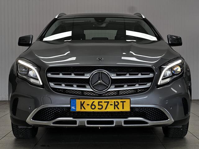 Mercedes-Benz GLA-KLASSE 180 Premium Plus/ Automaat/ Camera/ Sportstoelen/ Apple + Android/ Stoelverw./ 18'' LMV/ Cruise/ LED Koplampen/ PDC V+A/ Bluetooth/ LEDER/ Dakrails/ Chroom/ Navi.