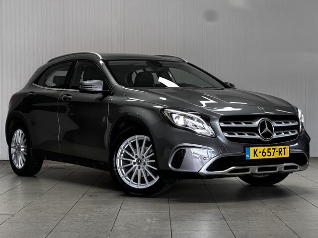 Mercedes-Benz GLA-KLASSE 180 Premium Plus/ Automaat/ Camera/ Sportstoelen/ Apple + Android/ Stoelverw./ 18'' LMV/ Cruise/ LED Koplampen/ PDC V+A/ Bluetooth/ LEDER/ Dakrails/ Chroom/ Navi.