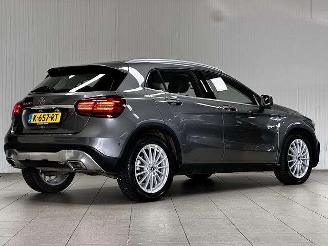 Mercedes-Benz GLA-KLASSE 180 Premium Plus/ Automaat/ Camera/ Sportstoelen/ Apple + Android/ Stoelverw./ 18'' LMV/ Cruise/ LED Koplampen/ PDC V+A/ Bluetooth/ LEDER/ Dakrails/ Chroom/ Navi.