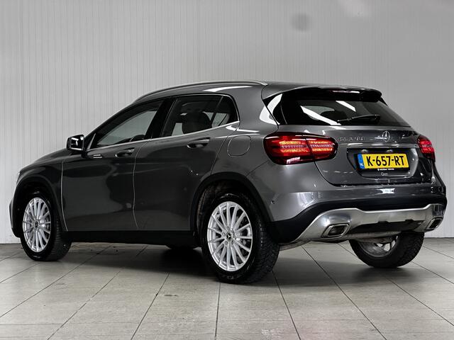 Mercedes-Benz GLA-KLASSE 180 Premium Plus/ Automaat/ Camera/ Sportstoelen/ Apple + Android/ Stoelverw./ 18'' LMV/ Cruise/ LED Koplampen/ PDC V+A/ Bluetooth/ LEDER/ Dakrails/ Chroom/ Navi.