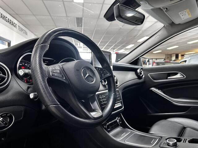 Mercedes-Benz GLA-KLASSE 180 Premium Plus/ Automaat/ Camera/ Sportstoelen/ Apple + Android/ Stoelverw./ 18'' LMV/ Cruise/ LED Koplampen/ PDC V+A/ Bluetooth/ LEDER/ Dakrails/ Chroom/ Navi.