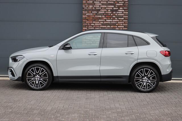 Mercedes-Benz GLA-KLASSE 250 e AMG Line | Panoramadak | Burmester | Distronic | Memory | Trekhaak | Camera | Sfeerverlichting | Dodehoekassistent |