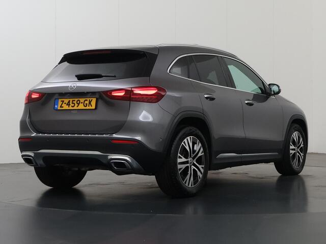 Mercedes-Benz GLA-KLASSE 180 Luxury Line | Panoramadak | Keyless | Multibeam | Stoelverwarming | Getint glas |